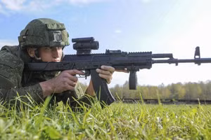 Binh sĩ sử dụng AK-12.