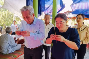 Ngành chức năng và người dân địa phương đến thắp hương cho nạn nhân xấu số.