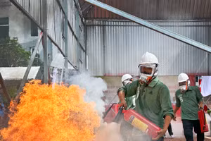Phần thi thực hành chữa cháy.