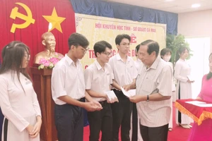 Chủ tịch Hội Khuyến học Cà Mau trao học bổng Đinh Thiện Lý cho học sinh.