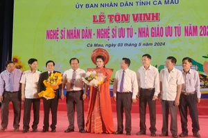 2 Nghệ sĩ Nhân dân (người cầm hoa) chụp ảnh lưu niệm cùng lãnh đạo tỉnh