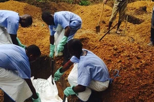 Hiện nay, virus Ebola đang lan truyền với tốc độ chóng mặt.