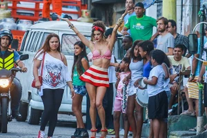 Thiên thần nội y sexy gây náo loạn Rio de Janeiro