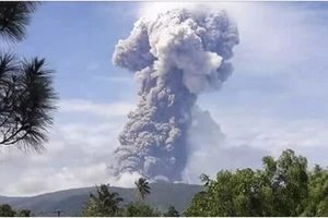 Ngọn núi lửa Soputan ở phía nam đảo Sulawesi