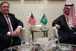 Ngoại trưởng Mỹ Mike Pompeo (trái) gặp Bộ trưởng Ngoại giao A rập xê út Adel al Jubeir ở Riyadh hôm qua (16/10) về vụ biến mất của nhà báo Jamal Khashoggi. Ảnh: AP