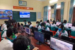 Giờ học trong phòng máy tính và thiết bị trình chiếu ở Trường THCS Hải Sơn.
