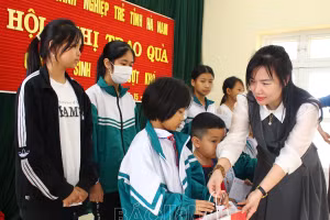 Trao quà Tết cho học sinh động viên các em học tập tốt trong năm học mới.