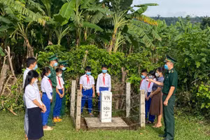 Bộ đội biên phòng hướng dẫn học sinh tham quan đường biên, cột mốc.