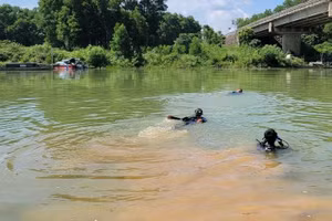 Lực lượng chức năng tìm kiếm thi thể nạn nhân.