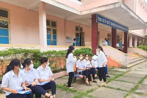 Các thí sinh có mặt rất sớm tại điểm thi Trường THPT Lê Lợi - TP Đông Hà.