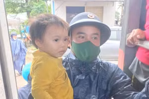Chiến sĩ Cảnh sát biển đưa em nhỏ đến nơi an toàn tránh bão.