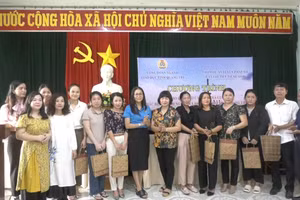 Công đoàn ngành Giáo dục tặng quà đến các giáo viên mắc bệnh hiểm nghèo.