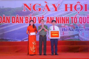 Đại diện Bộ Công an tặng quà các tổ chức, cá nhân thực hiện tốt phong trào toàn dân bảo vệ an ninh Tổ quốc.