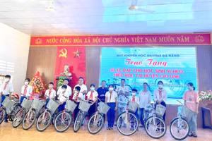 Ông Nguyễn Thanh Quang - Chủ tịch Công đoàn ngành Giáo dục Quảng Trị tặng xe đạp đến học sinh.