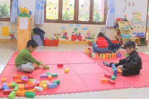 Các cháu mầm non tại trường Mầm non Sao Mai vui chơi trong lớp.