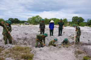 Đội 584 thuộc Phòng Chính trị, Bộ CHQS tỉnh Quảng Trị tổ chức tìm kiếm, cất bốc hài cốt liệt sĩ (Ảnh: Bộ CHQS Quảng Trị).