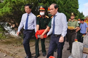 Lãnh đạo tỉnh Quảng Trị và huyện Hướng Hóa di chuyển hài cốt liệt sĩ về nơi an táng.
