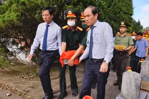 Lãnh đạo tỉnh Quảng Trị và huyện Hướng Hóa di chuyển hài cốt liệt sĩ về nơi an táng.