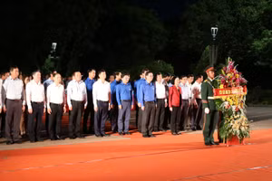 Lãnh đạo Đảng, Nhà nước dâng hương tri ân liệt sĩ.