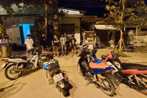 Lực lượng chức năng đã lập biên bản xử lý nhóm thanh niên vi phạm giao thông.