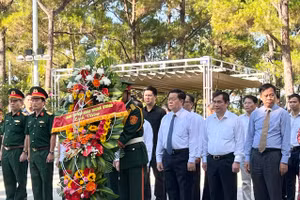 Đoàn công tác của Ban Tuyên giáo Trung ương tri ân liệt sĩ tại Quảng Trị.