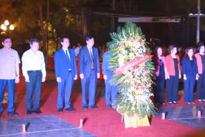 Lãnh đạo tỉnh Quảng Trị viếng các liệt sĩ nhân kỷ niệm 50 năm giải phóng.