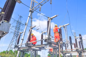 Cán bộ, nhân viên Công ty Thủy điện Quảng Trị duy tu, sửa chữa các thiết bị.