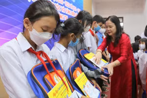 T.S Lê Thị Hương – Giám đốc Sở GD&ĐT tỉnh Quảng Trị trao học bổng cho học sinh.