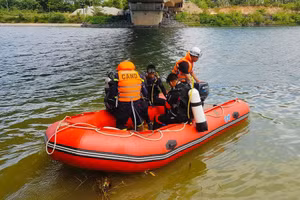 Lực lượng chức năng sử dụng phương tiện tìm kiếm thi thể nam thanh niên.