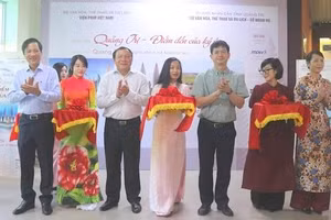 Lãnh đạo Bộ VH-TT&DL và tỉnh Quảng Trị thực hiện nghi thức khai mạc triển lãm “Quảng Trị - Điểm đến của ký ức”. 