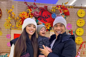 Bùi Tiến Dũng cùng vợ Tây xinh đẹp lần đầu đưa con trai về quê ăn Tết 