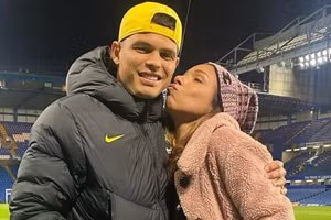 Vợ sao Chelsea có hành động không ngờ với HLV Pochettino 