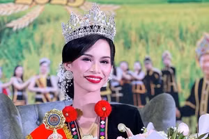 Nữ hoàng sắc đẹp Malaysia bị tước vương miện