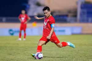 Cầu thủ Đinh Thanh Trung giành Quả bóng Vàng Việt Nam 2017, là 1 trong 5 cầu thủ bị đình chỉnh.