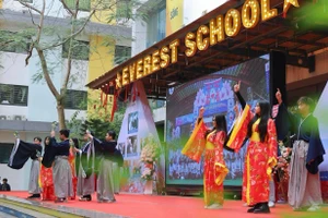 Tưng bừng lễ hội hoa Anh đào - Everest Sakura festival.