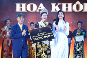 Sinh viên Nguyễn Thị Hằng, ngành Marketing, giành ngôi vị Hoa khôi Gia Định 2024.