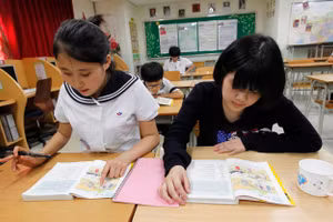 Học sinh Hàn Quốc nghiên cứu sách giáo khoa. Ảnh Internet.
