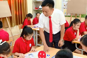 Thầy giáo An Xuân Mười trong tiết học môn Mỹ thuật tại Trường Tiểu học Đại Hưng, Hưng Yên. Ảnh: NVCC.