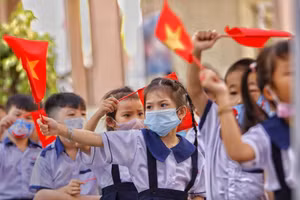 Học sinh lớp 1 Hưng Yên tựu trường ngày 22/8. Ảnh: Internet.