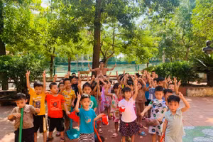 Thầy giáo Lê Xuân Dũng chụp ảnh cùng học sinh Trường Mầm non Tô Hiệu, Hưng Yên. Ảnh: NVCC.