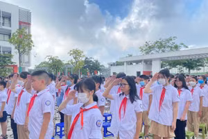 Học sinh Trường THCS Lê Quý Đôn, Hà Nội, tựu trường ngày 29/8.
