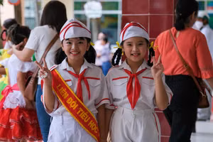 Học sinh Trường Tiểu học Ngô Quyền (Cần Thơ) phấn khởi chào mừng ngày khai giảng năm học mới.