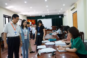 Thứ trưởng Nguyễn Văn Phúc kiểm tra điểm chấm thi tại Thái Bình. Ảnh: KH.