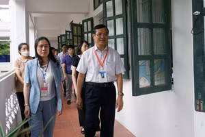 Thứ trưởng Nguyễn Văn Phúc kiểm tra điểm chấm thi tại Thái Bình.