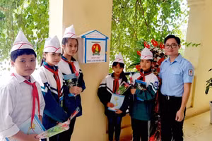 Thầy An (ngoài cùng bên phải) chụp ảnh kỷ niệm cùng học sinh.