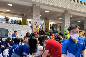 Gian hàng tuyển dụng của Ngân hàng Quân đội (MB Bank) thu hút rất đông sự quan tâm của sinh viên.