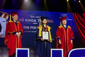 Lê Thị Phương Lan, ngành Ngôn ngữ Anh – Thủ khoa trường Đại học Hoa Sen trong ngày vui tốt nghiệp.