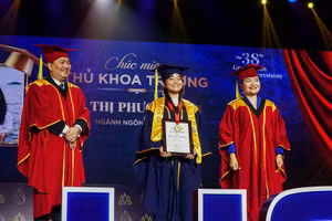Lê Thị Phương Lan, ngành Ngôn ngữ Anh – Thủ khoa trường Đại học Hoa Sen trong ngày vui tốt nghiệp.