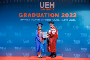 GS.TS. Nguyễn Đông Phong - Bí thư Đảng ủy Chủ tịch Hội đồng trường trao bằng tốt nghiệp cho tân cử nhân UEH