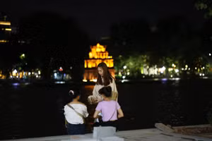 Ngày đầu tiên mở lại phố đi bộ Hồ Hoàn Kiếm, rất đông người dân đã đổ về khu vực cho dù vỉa hè lát đá trên khu vực hồ vẫn chưa được hoàn thiện.